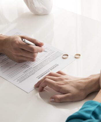 close-up-couple-divorcing